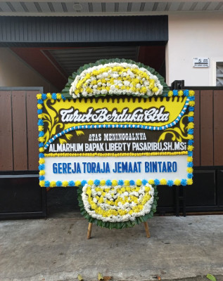 Papan Bunga Duka di Pulau Hiri