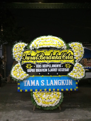 Papan Bunga Duka di Pulau Hiri